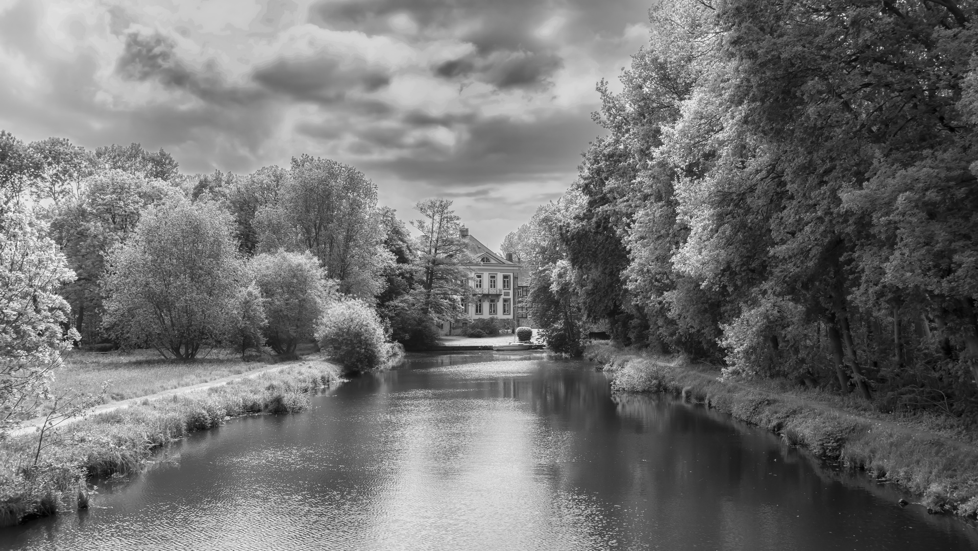 Kanal zum Schloß Hardenburg