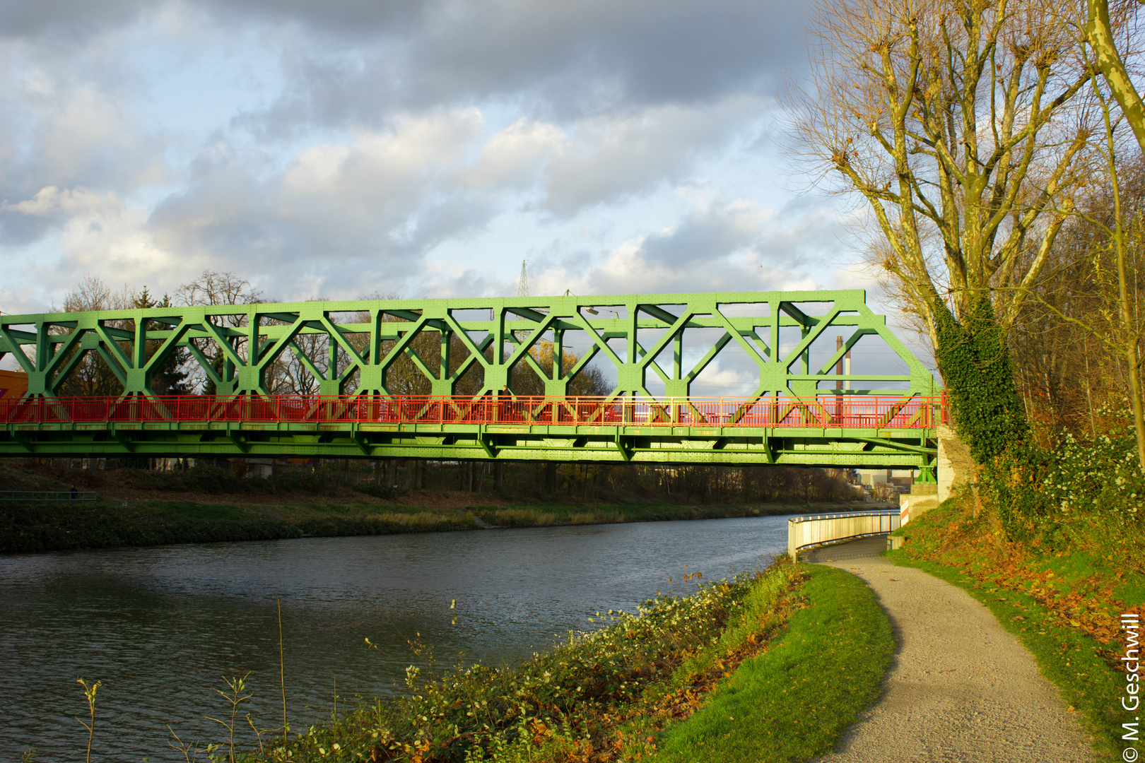 Kanalbrücke im Herbst