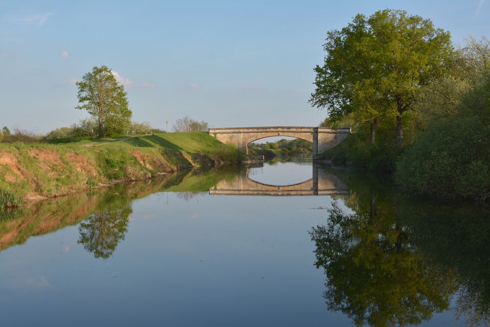 Kanalbrücke mit Spiegelung