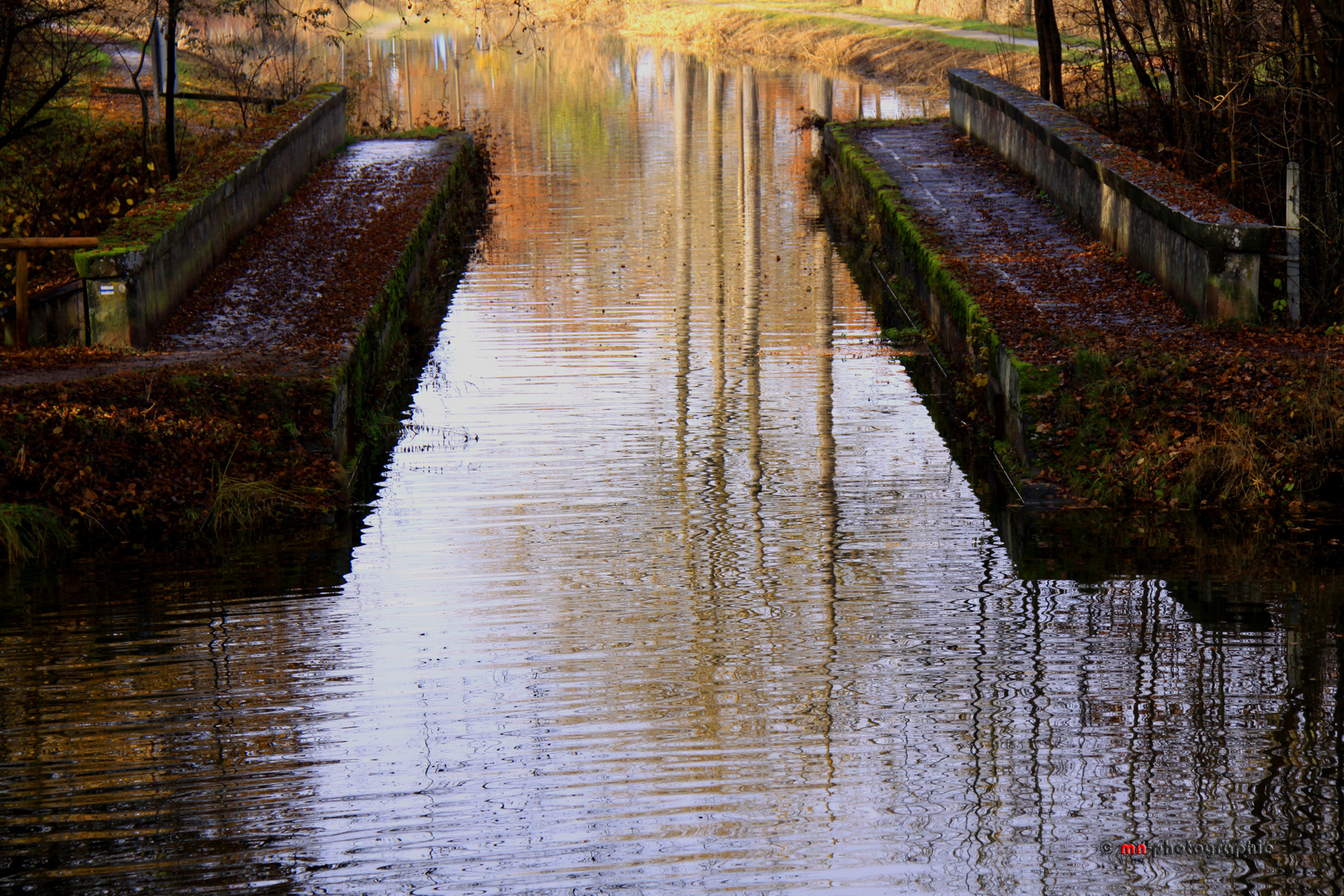 Kanalbrücke mit Spiegelungen