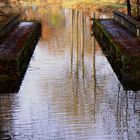 Kanalbrücke mit Spiegelungen