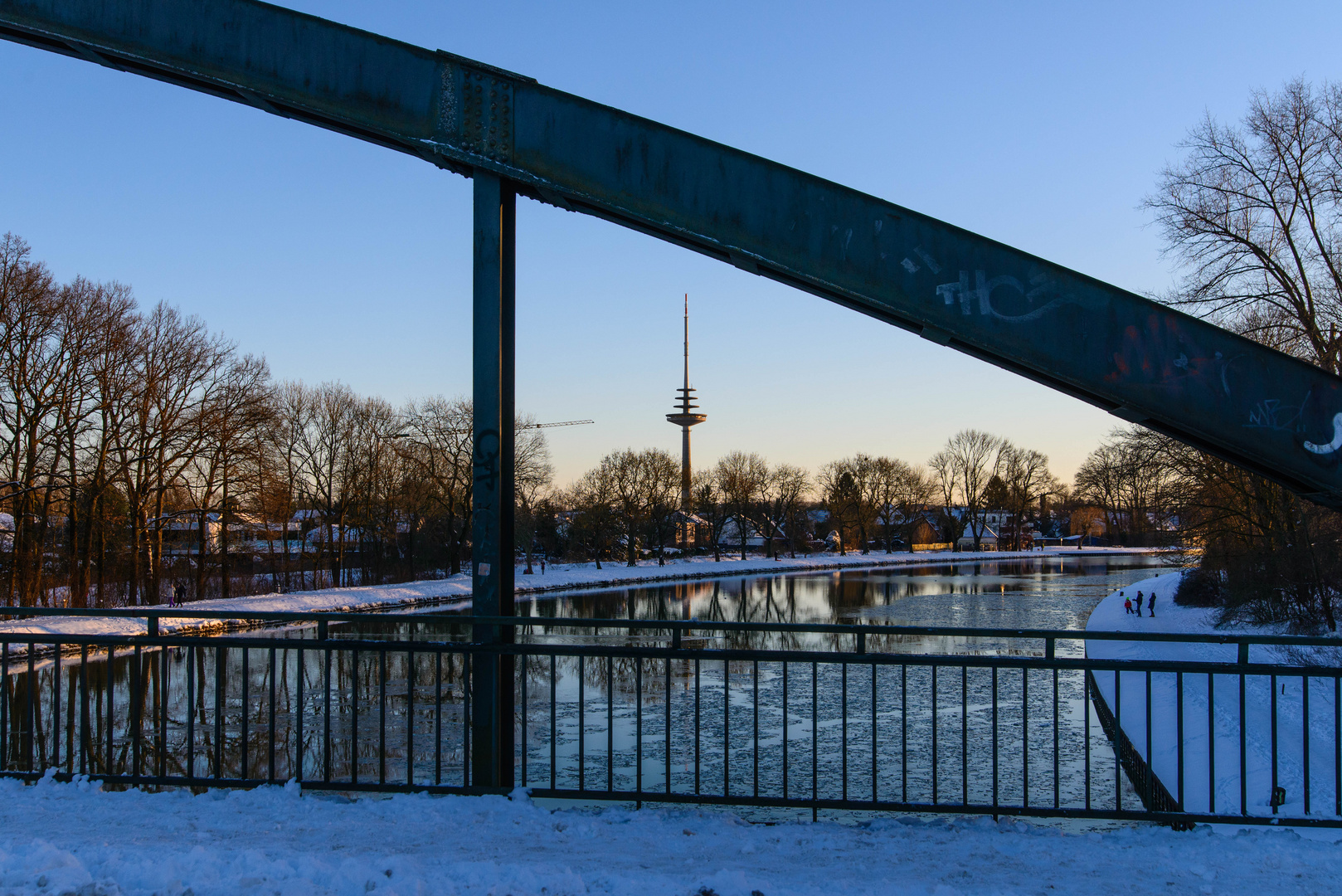 [ Kanalbrücke "Zum Guten Hirten"; Winter am Dortmund-Ems-Kanal ]