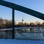 [ Kanalbrücke "Zum Guten Hirten"; Winter am Dortmund-Ems-Kanal ]