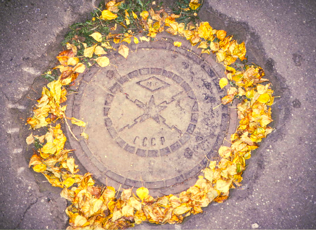 Kanaldeckel mit Herbstlaub in Irkutsk