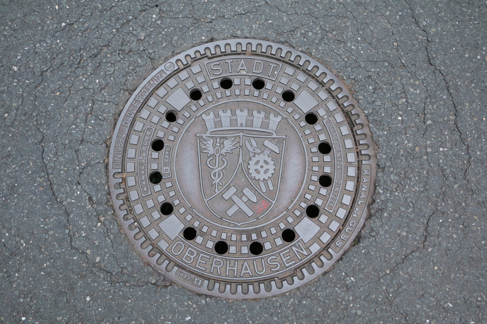 Kanaldeckel Oberhausen Foto & Bild | world, straße, nrw ...