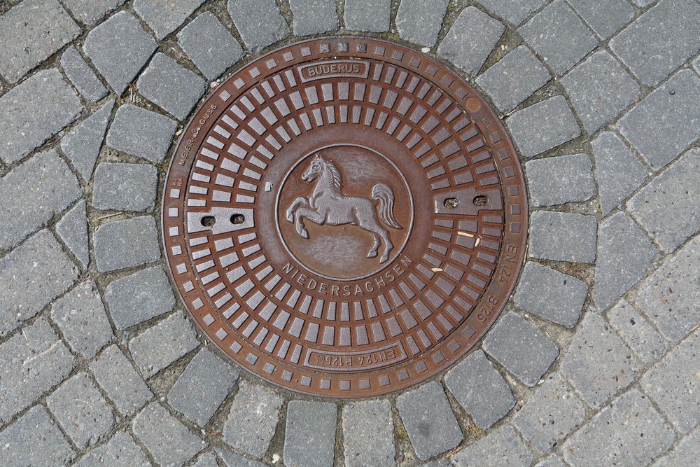 Kanaldeckel Osten Foto & Bild | kanaldeckel, industrie, technik Bilder ...