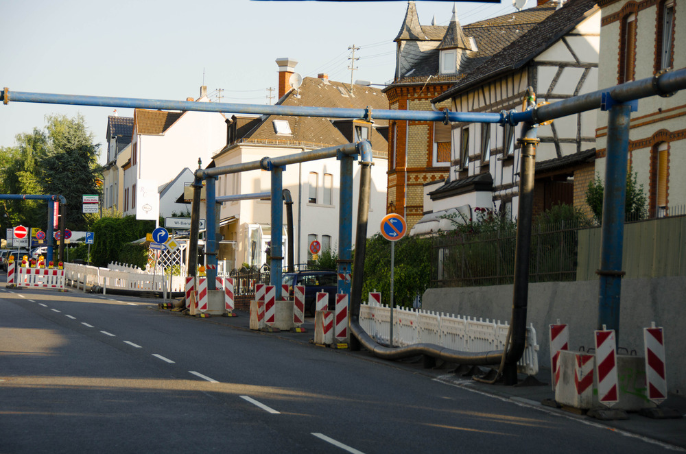 Kanalisation über der Straße