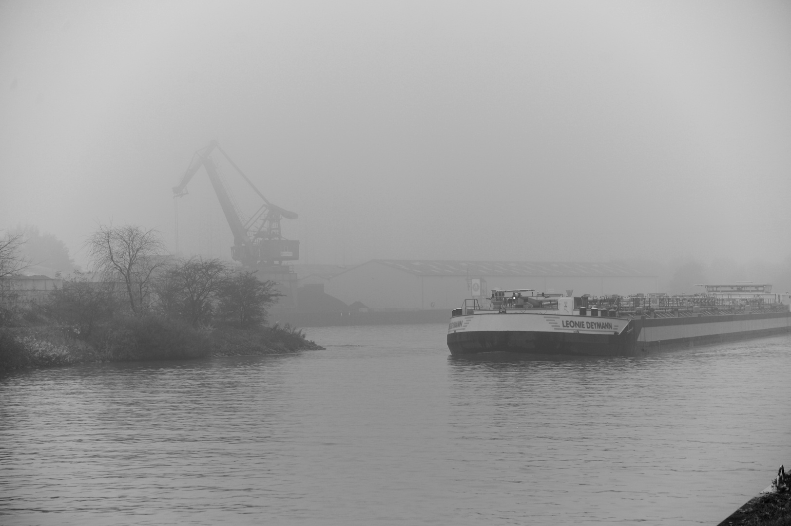 Kanalschiff im Nebel