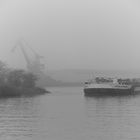 Kanalschiff im Nebel