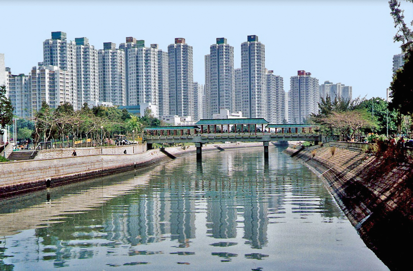 Kanalspiegelung unter einer Brücke in Hong Kong (MW 1997/3 - hm)