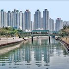 Kanalspiegelung unter einer Brücke in Hong Kong (MW 1997/3 - hm)