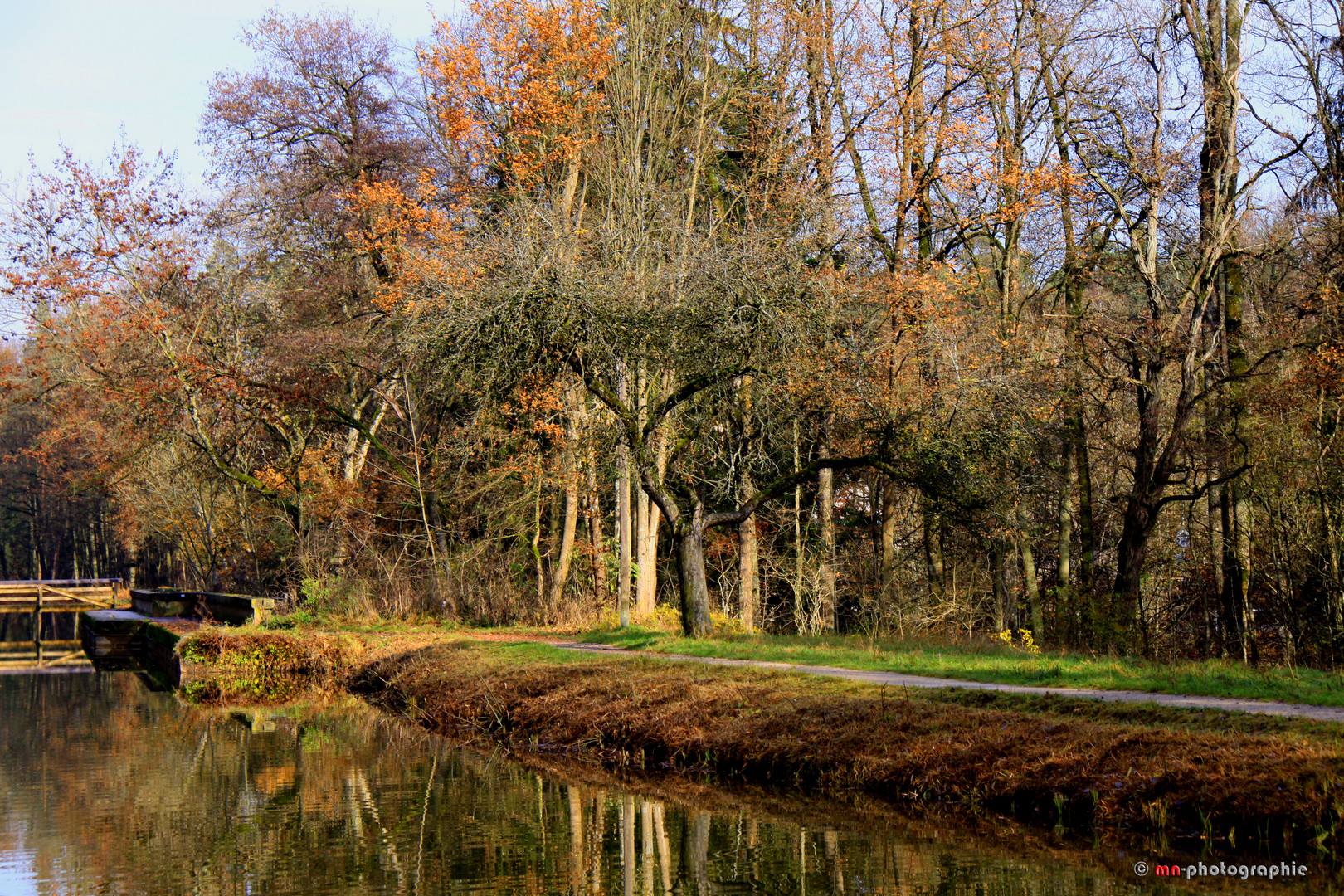 Kanalufer im Herbst