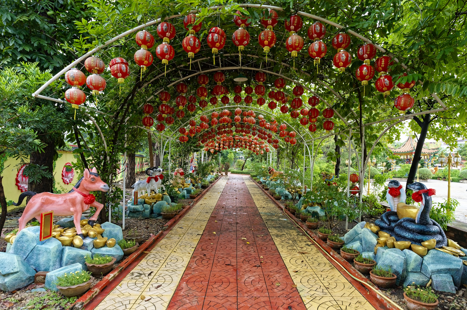 Kanchanaburi - Allee der "Chinesischen Sternzeichen"