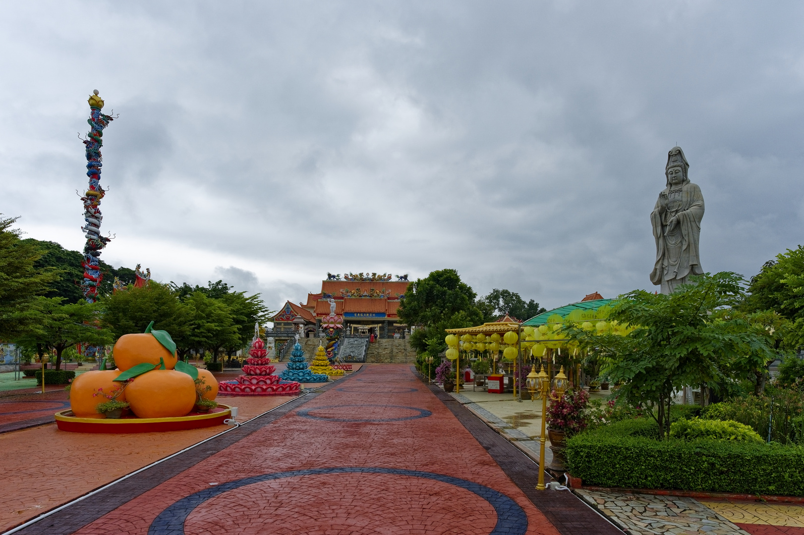 Kanchanaburi - Wihan Phra Phothisat Kuan Im Park