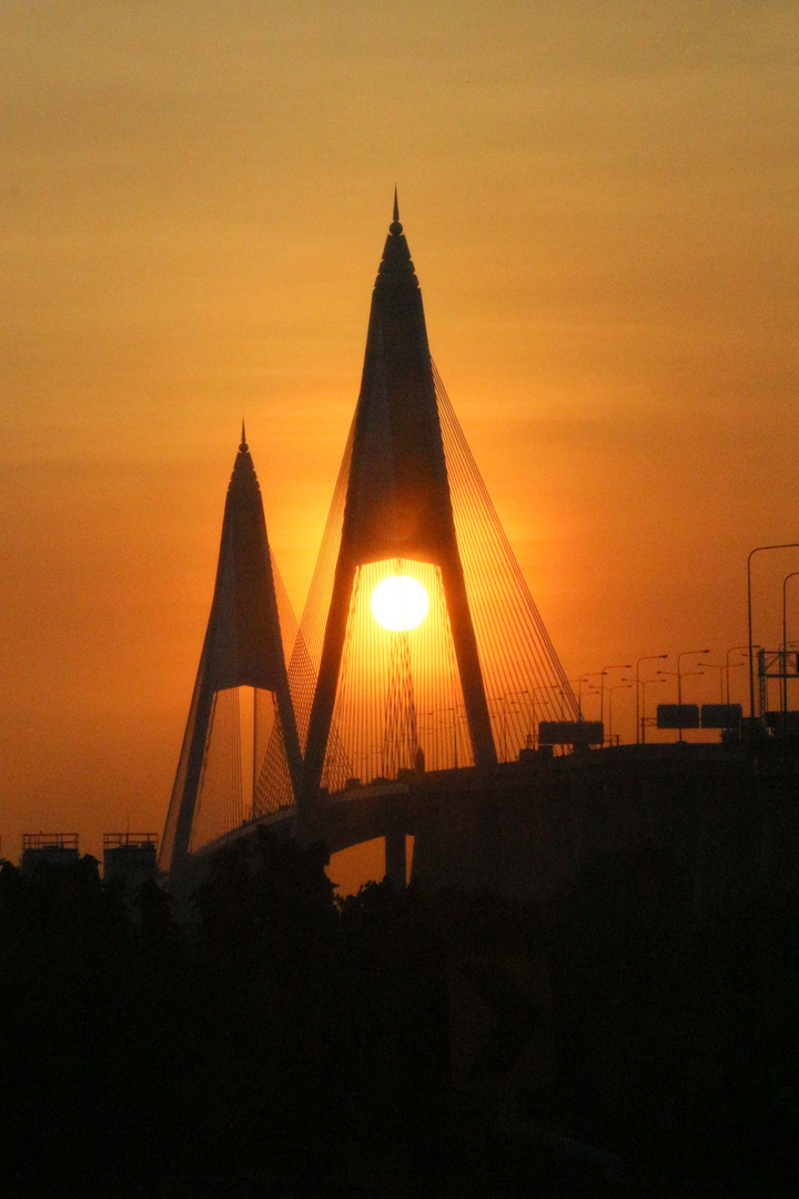 Kanchanaphisek-Brücke in Bangkok