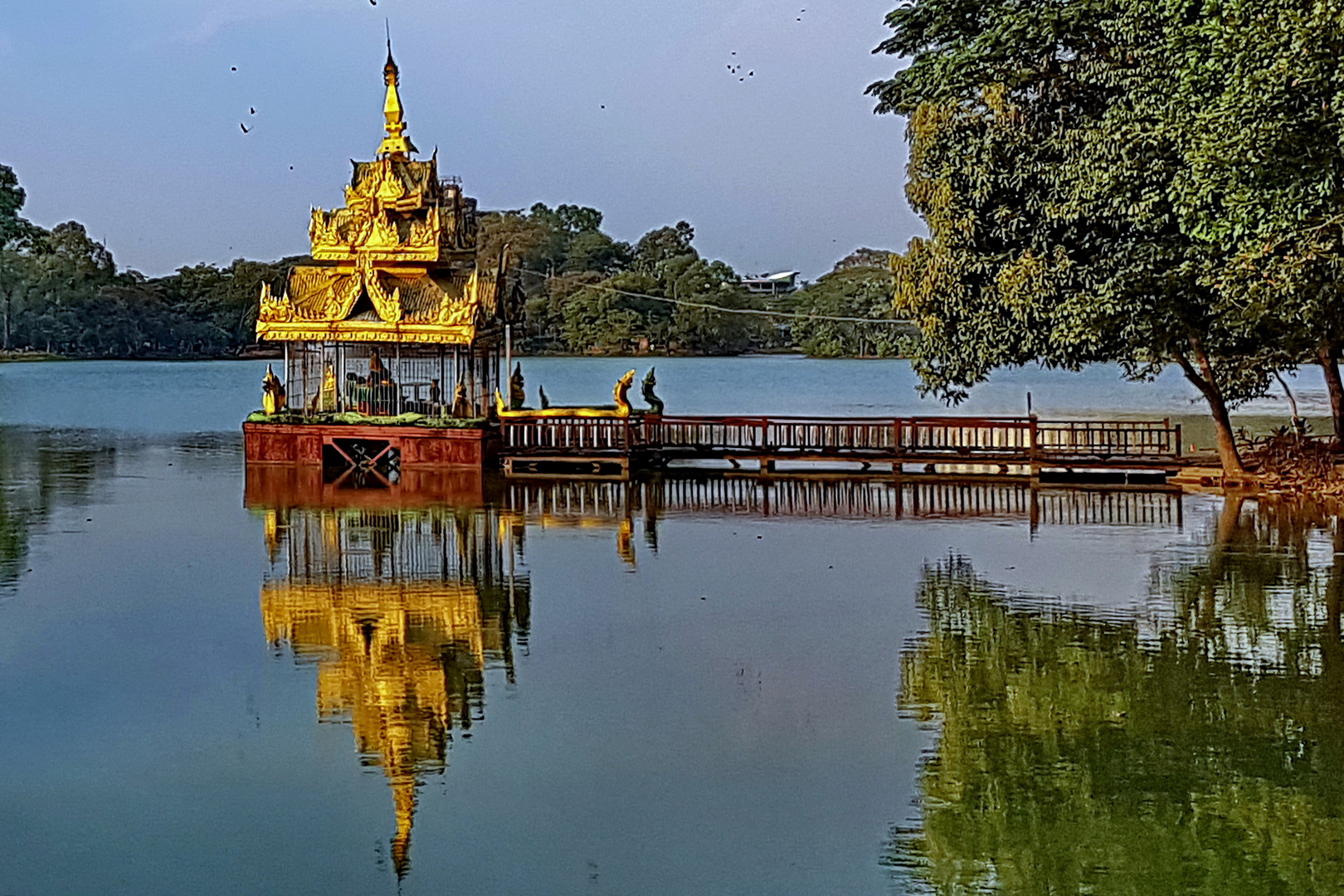 Kandawgyi Lake Karaweik Palace