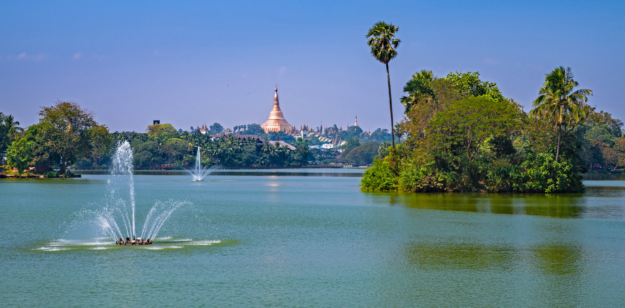 Kandawgyi-Lake mit der Shwedagon Pagoda