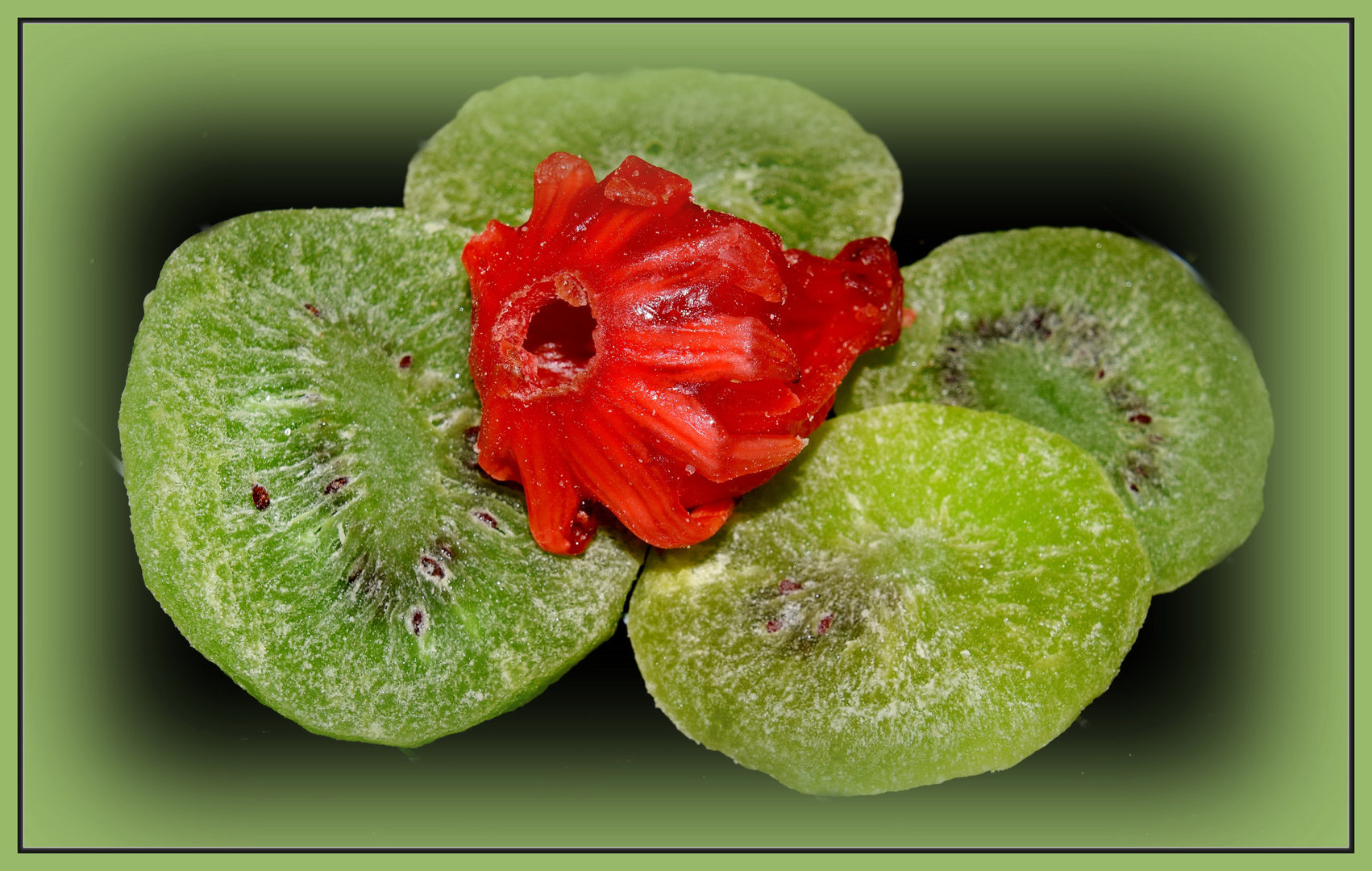 Kandierte Hibiskusblüte mit Kiwi