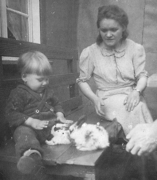 Kaninchen streicheln (ca. 1942)