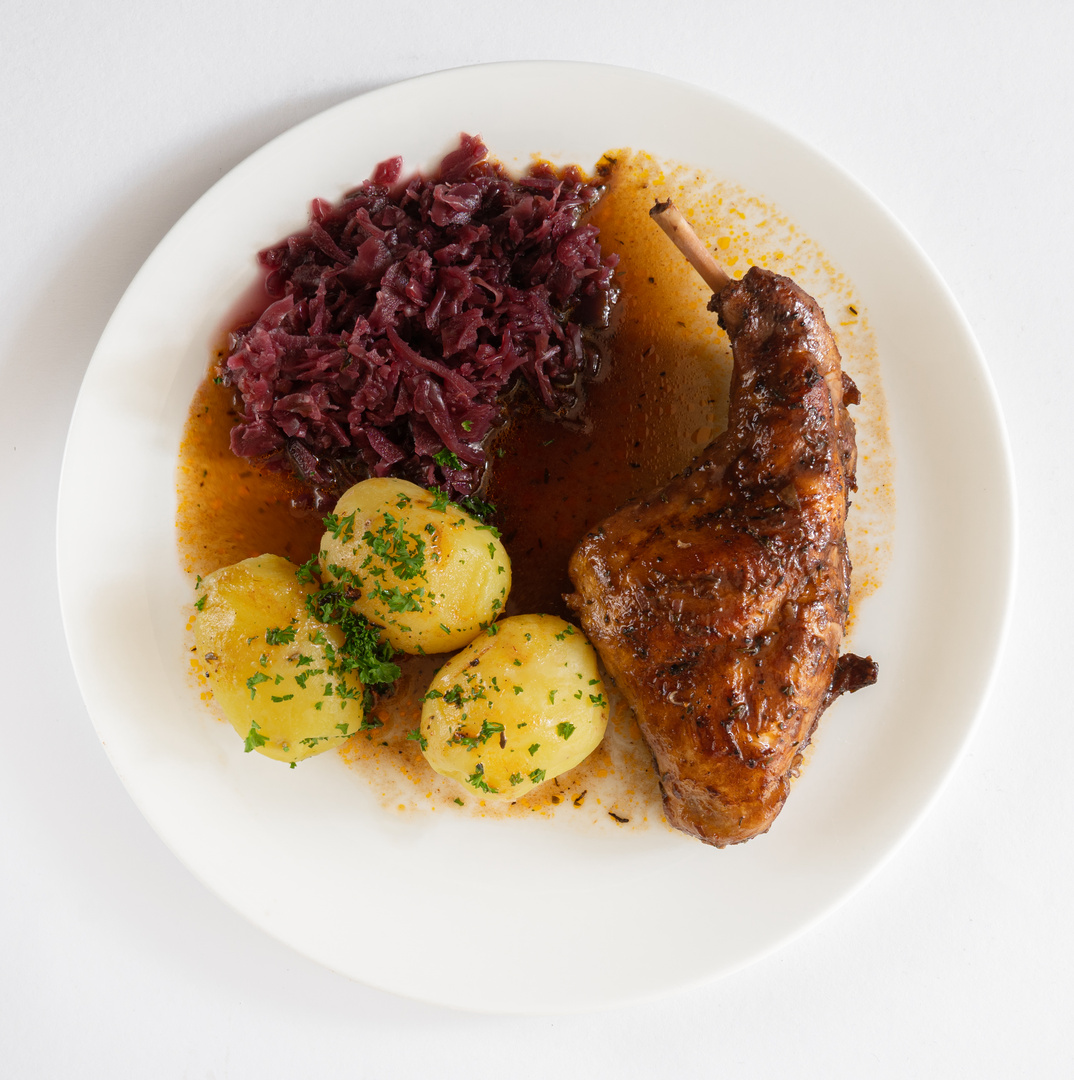 Kaninchenkeule mit Rotkraut und Petersilienkartoffeln Foto &amp; Bild ...