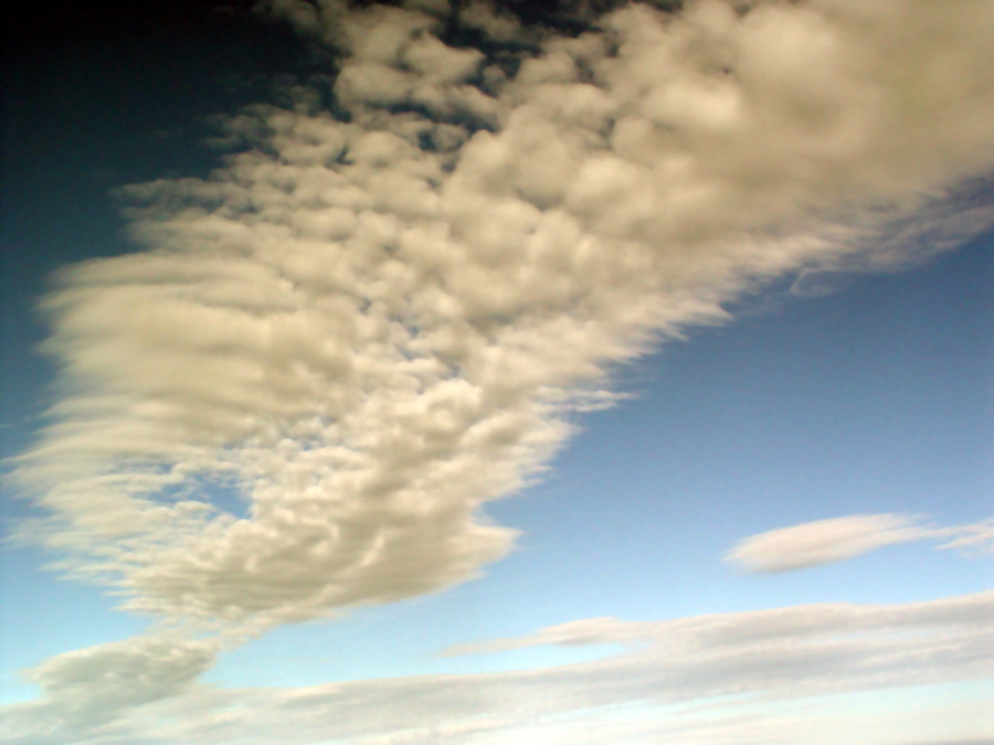 Kann man zu dieser Wolkenformation nochwas sagen? Ob ja oder nein, tut es ruhig!