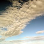 Kann man zu dieser Wolkenformation nochwas sagen? Ob ja oder nein, tut es ruhig!