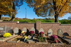 Kanne (Belgium) - Cemetery at the Pruisstraat - 03 (met restafval-bak naast de graven?! :-) )