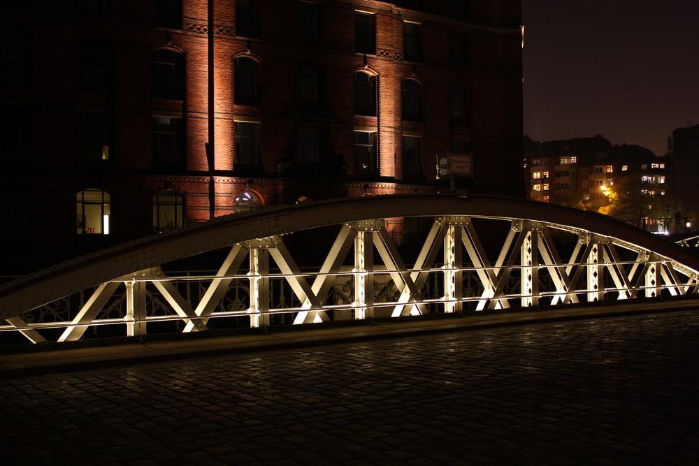 Kannengießerort-Brücke bei Nacht