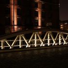 Kannengießerort-Brücke bei Nacht