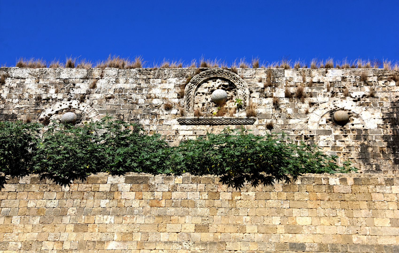 Kanonadenspuren gegen Rhodos 