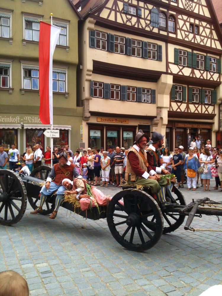 Kanone beim Festzug Kinderzeche Dinkelsbühl zum Krankentransport