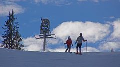 Kanone mit zwei Skifahrer