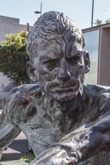 kantiges Gesicht eines Fischers