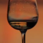 Kanufahrer im Sonnenuntergang / Weinglas