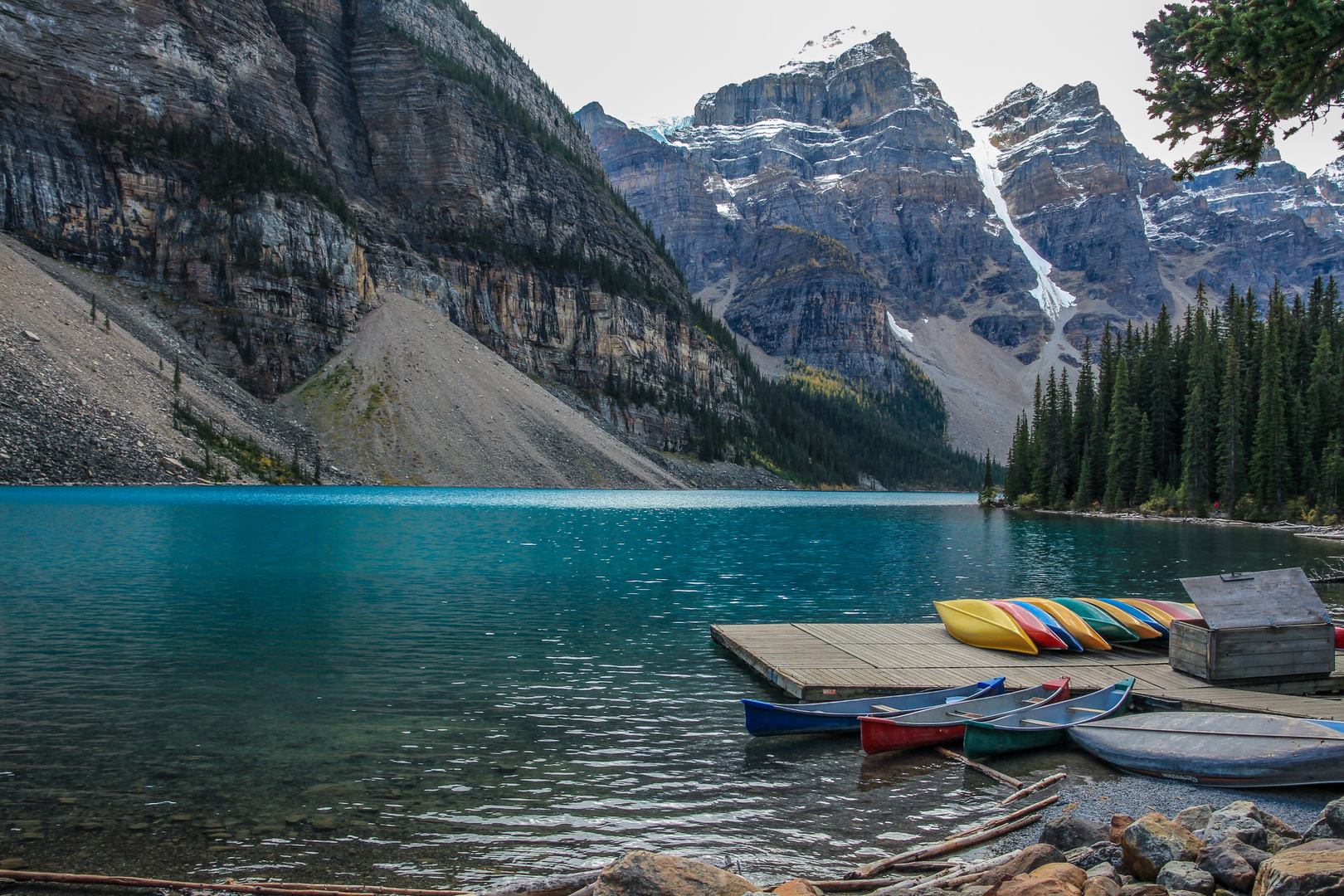 Kanus am Moraine Lake