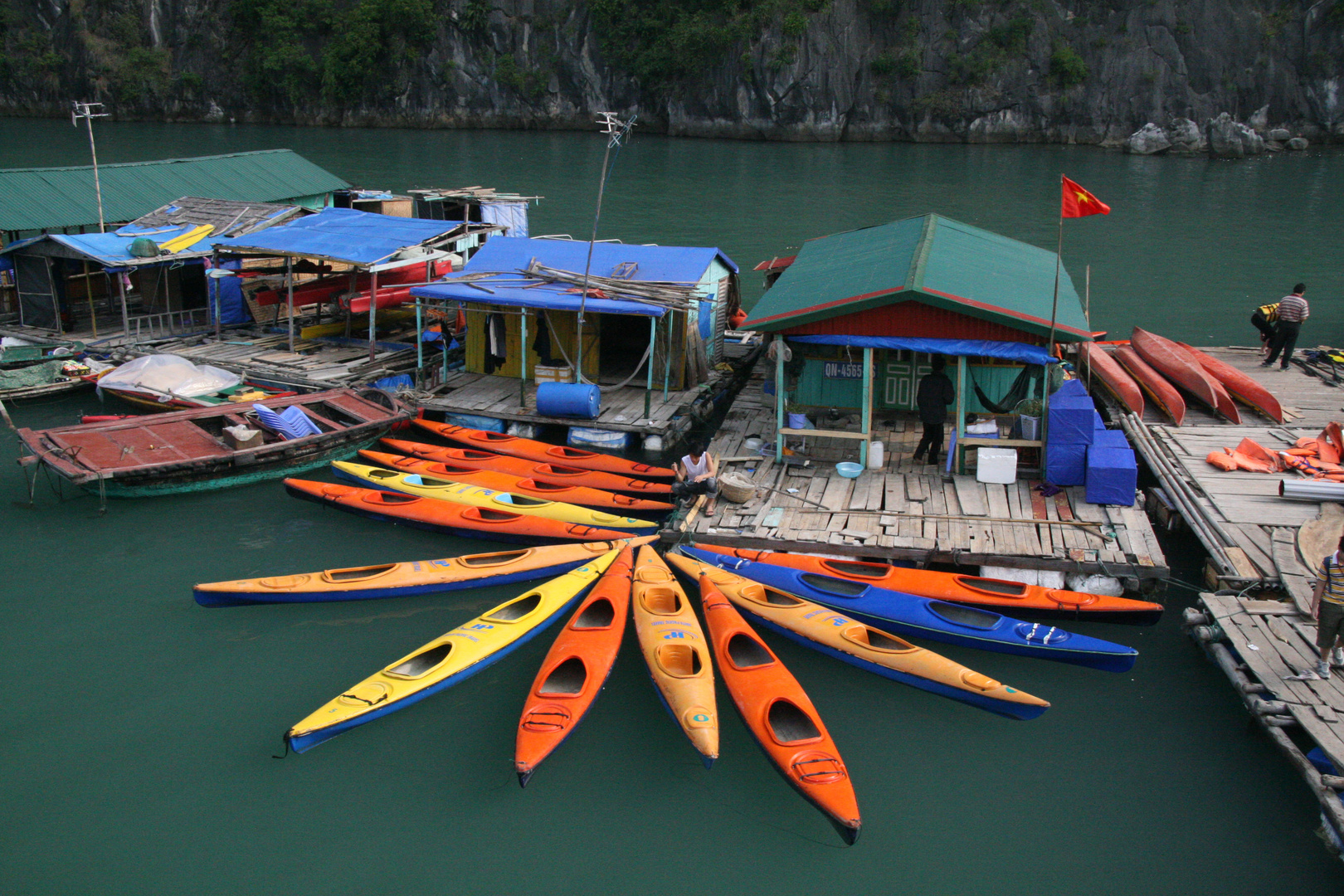 Kanus in der Halong Bucht