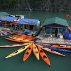 Kanus in der Halong Bucht