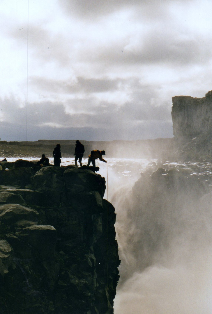 Kanuten beim Abseilen Ihrer Ausrüstung am Dettifoss, analoges Foto von 2001