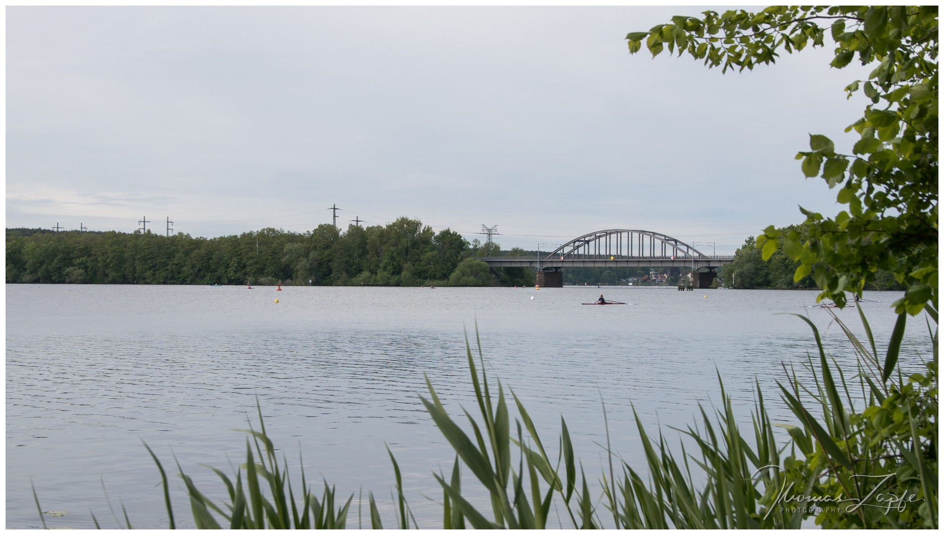 Kanutin vor der Bahnbrücke am Templiner See