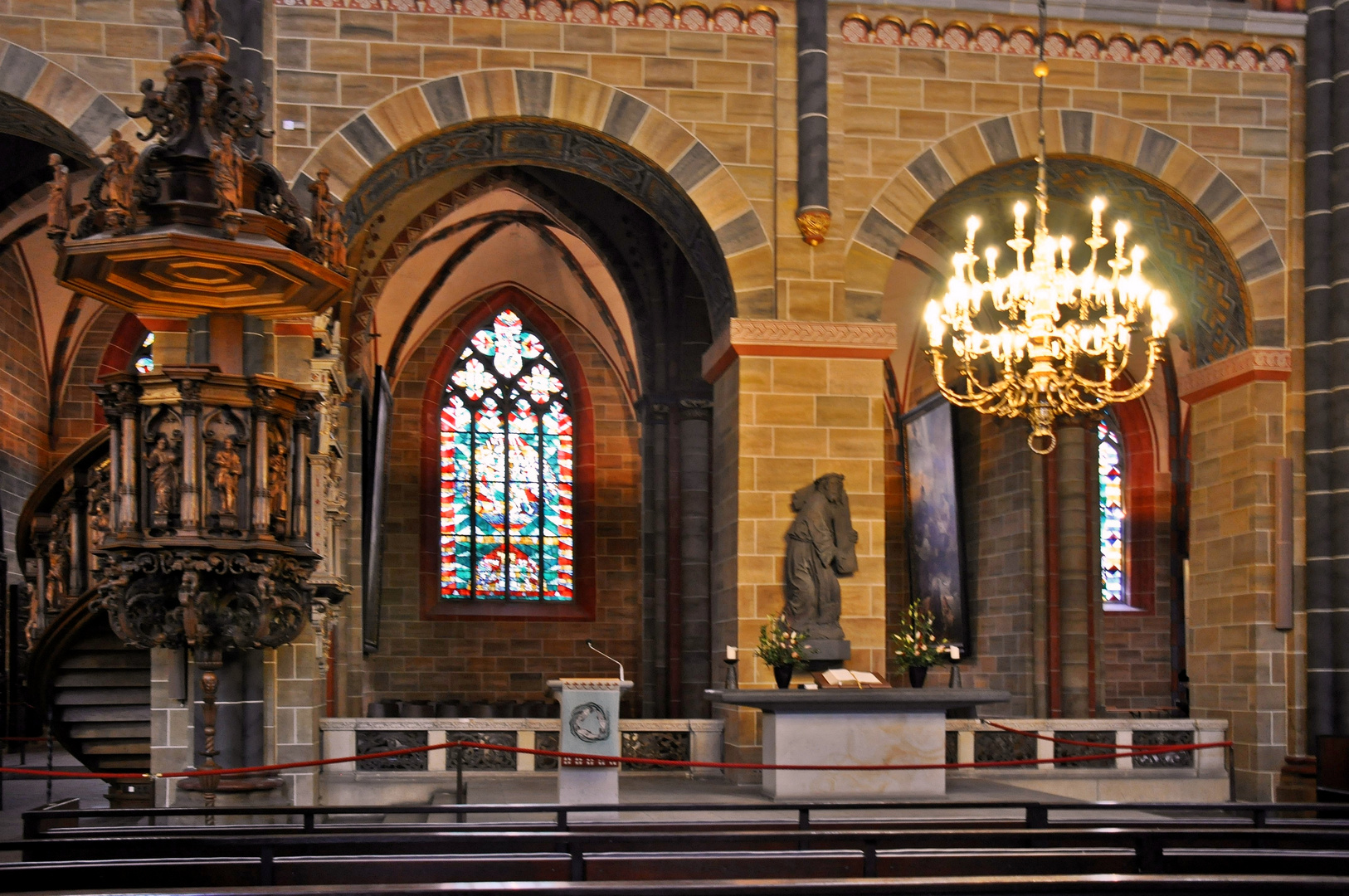 Kanzel und Altar