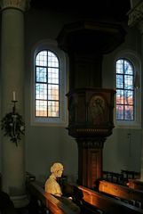 Kanzel und Besucher in der Jakobskirche in Friedberg