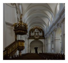 Kanzel und Orgel