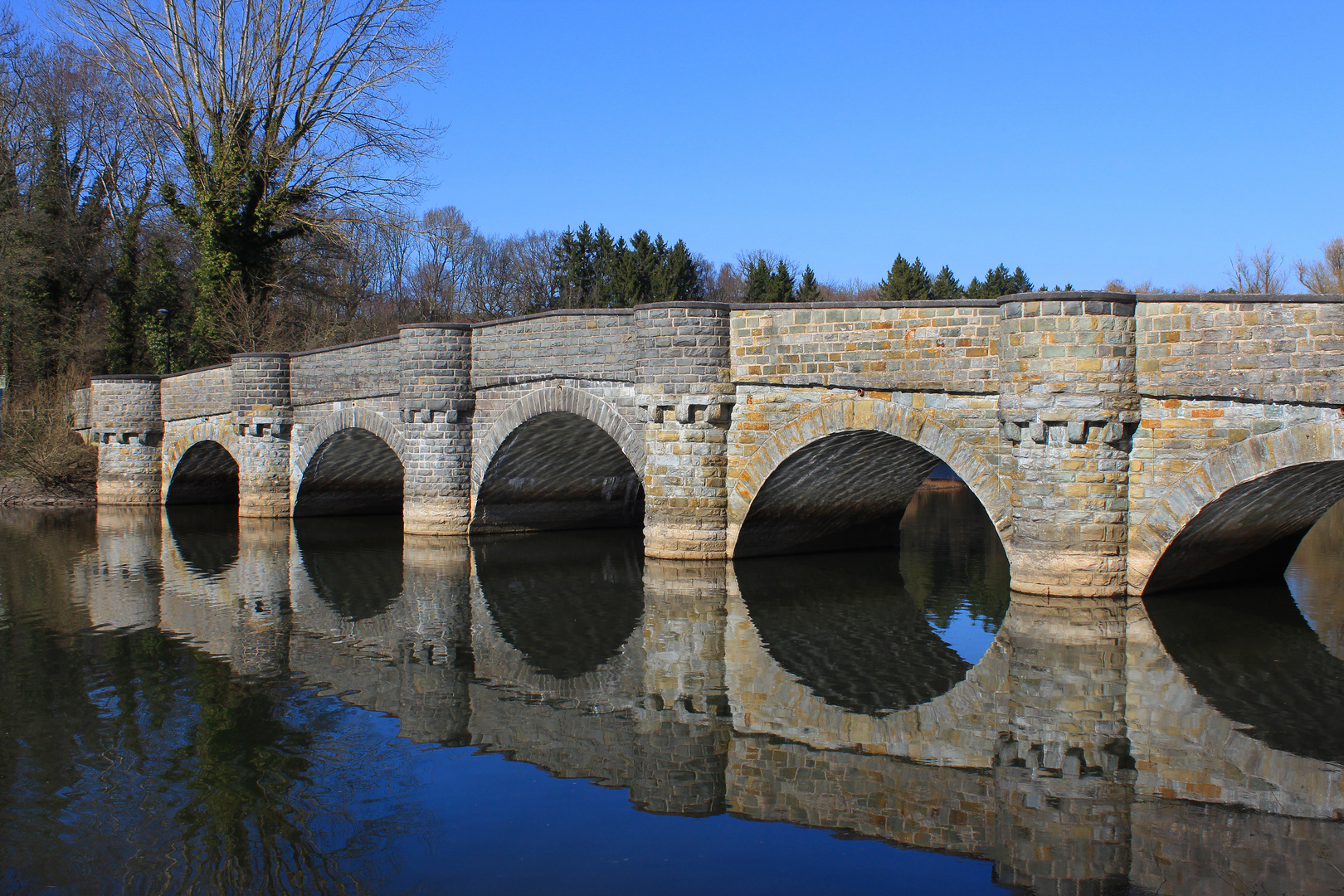 Kanzelbrücke mit Spiegelbild im Möhnesee