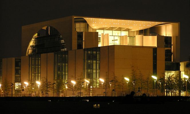 Kanzleramt bei Nacht