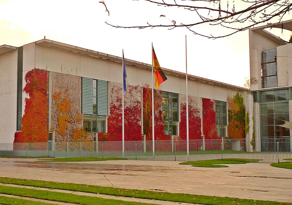 Kanzleramt im Herbstkleid 2