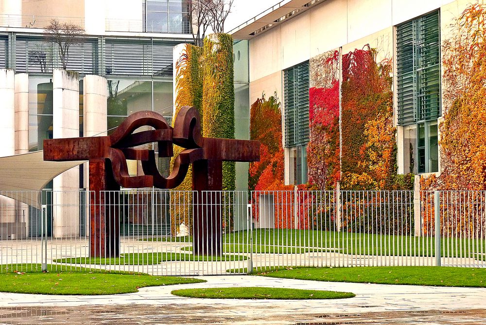 Kanzleramt im Herbstkleid 3