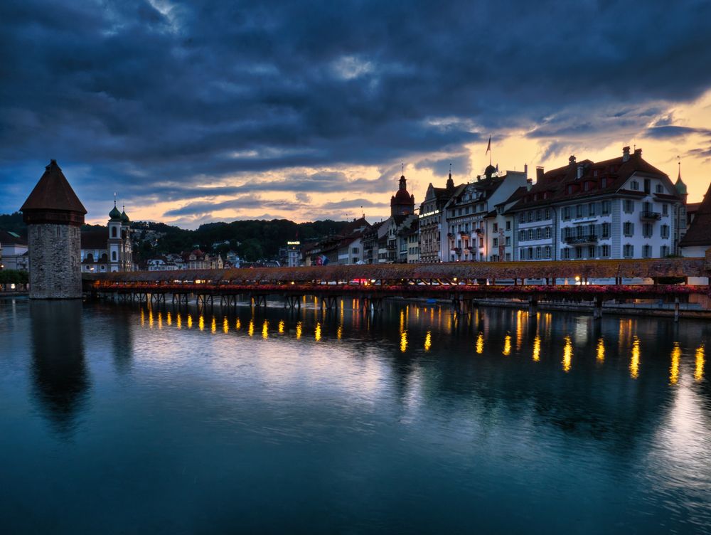 Kapellbrücke in der blauen Stunde