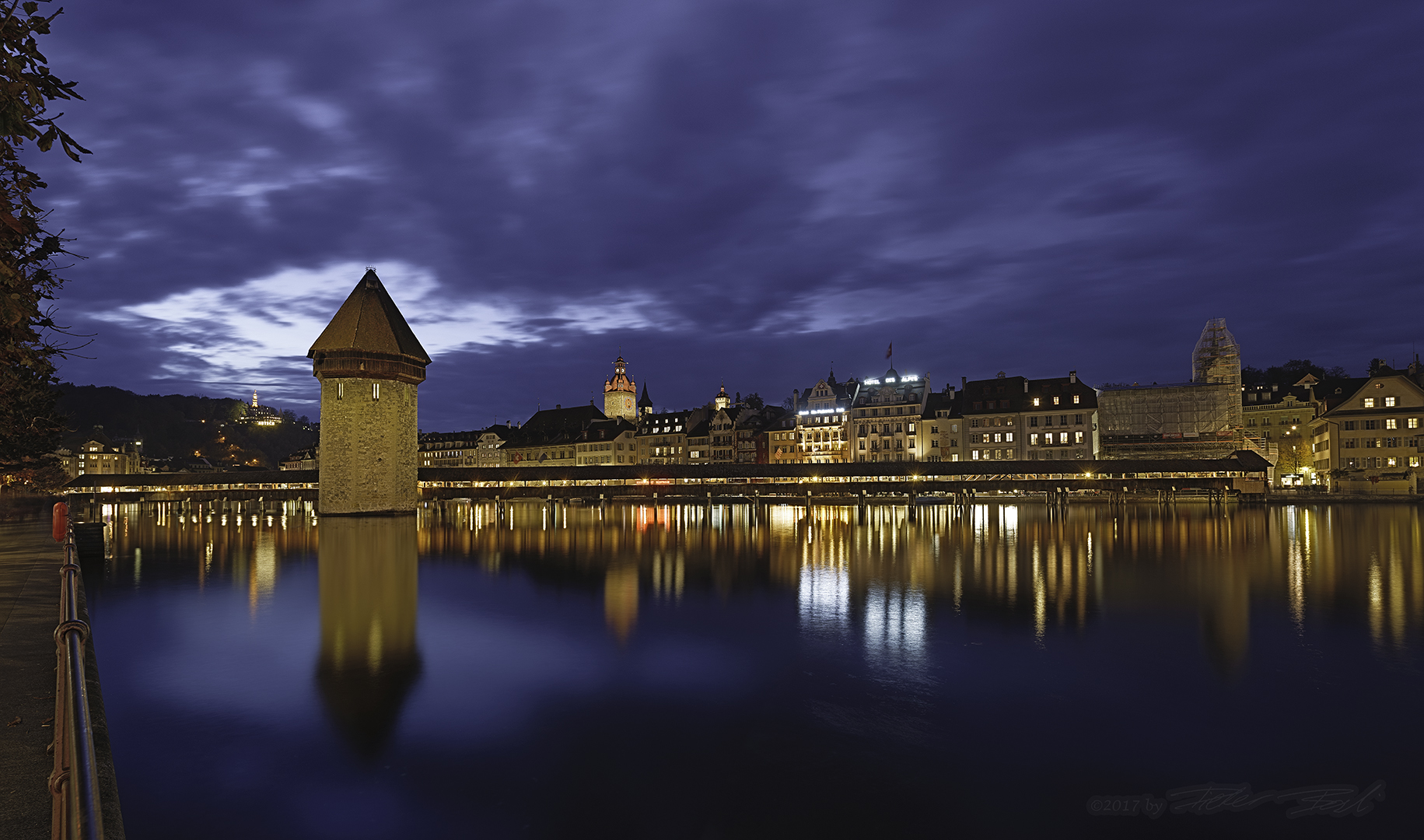 Kapellbrücke in der blauen Stunde vor dem Vollmond