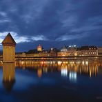 Kapellbrücke in der blauen Stunde vor dem Vollmond