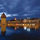 Kapellbrücke in der blauen Stunde vor dem Vollmond